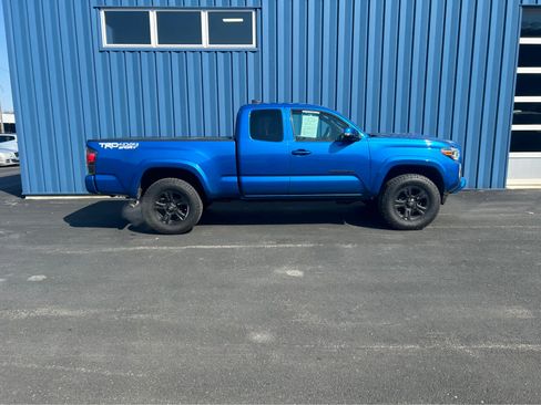 Used 2017 Toyota Tacoma TRD Sport w/ Tow Package (A/T) image 16
