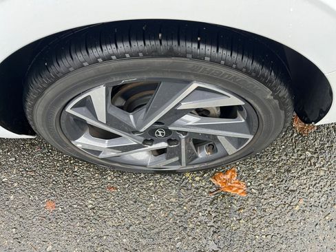 Used 2025 Hyundai Elantra SEL image 30