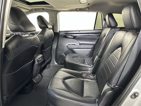 Used 2022 Toyota Highlander XLE image 26