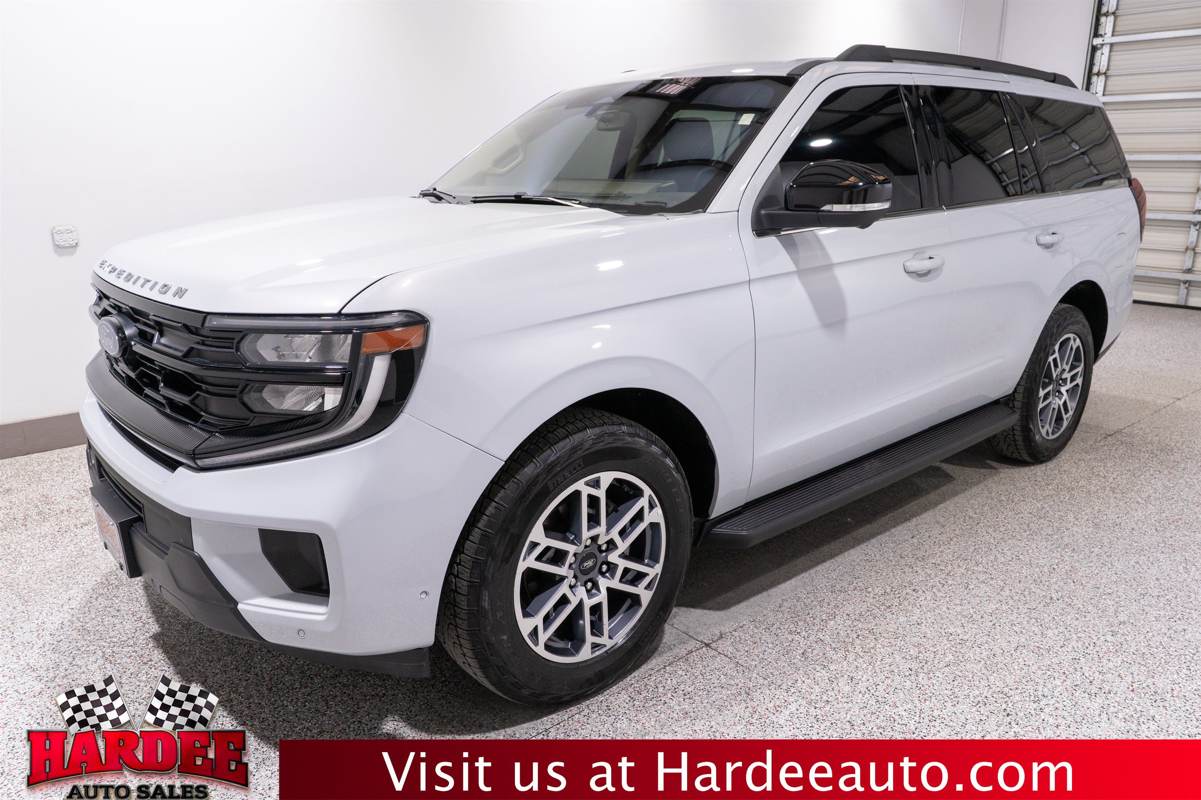 Used 2025 Ford Expedition Active AWD/4WD image 2