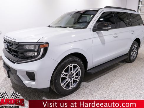 Used 2025 Ford Expedition Active AWD/4WD image 2