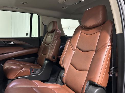 Used 2019 Cadillac Escalade ESV Luxury AWD/4WD image 32