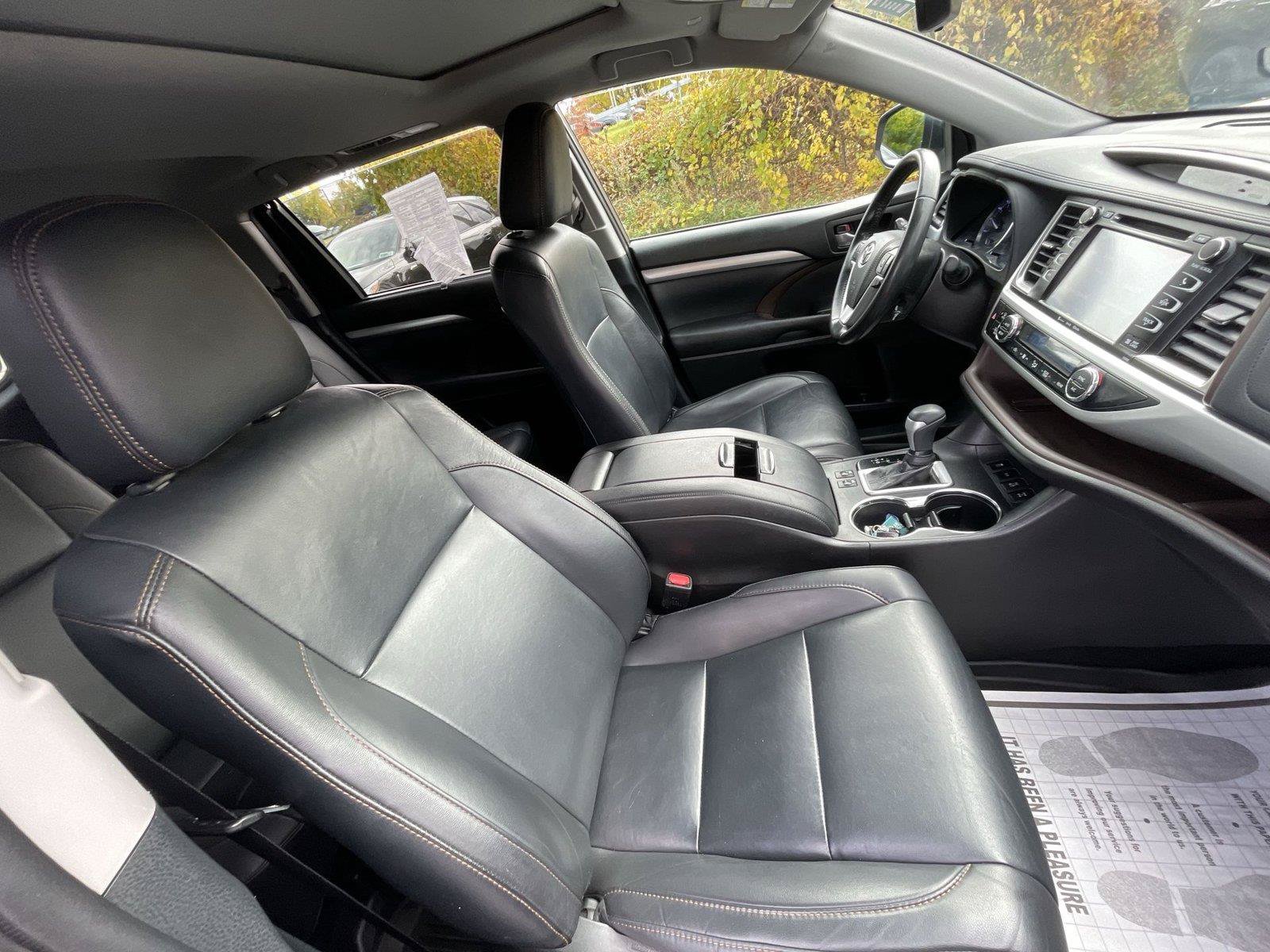 Used 2019 Toyota Highlander XLE AWD/4WD image 22