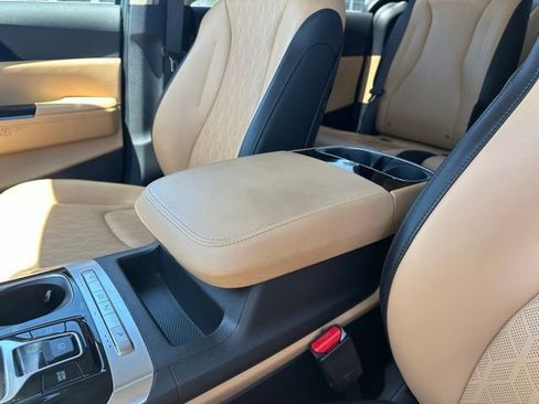 Used 2024 Kia Carnival EX FWD image 26