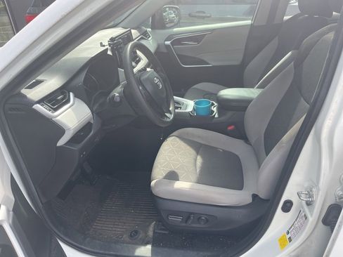 Used 2021 Toyota RAV4 XLE w/ Convenience Package FWD image 5