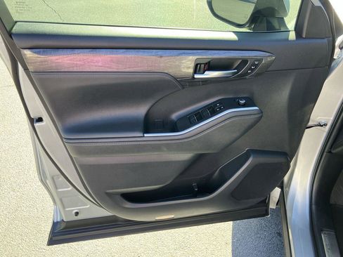 Used 2024 Toyota Highlander Platinum image 16