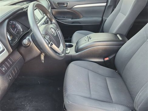 Used 2019 Toyota Highlander LE image 11