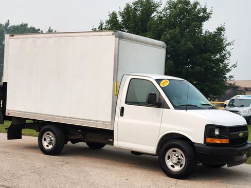 Used 2016 Chevrolet Express 3500 RWD image 2