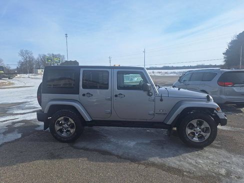 Used 2018 Jeep Wrangler Unlimited Sahara image 3