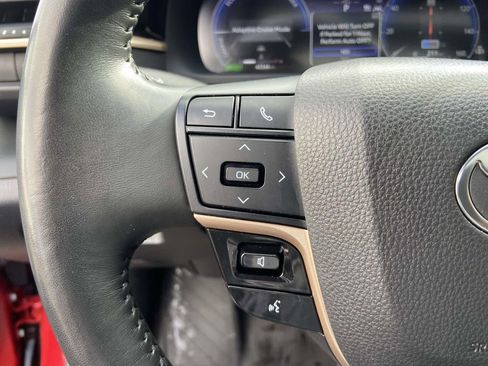 Used 2023 Toyota Crown Limited image 35