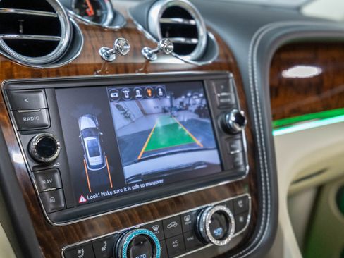 Used 2017 Bentley Bentayga AWD/4WD image 56