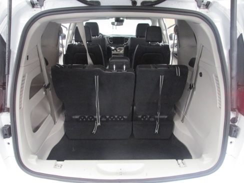 Used 2023 Chrysler Pacifica Touring-L FWD image 20