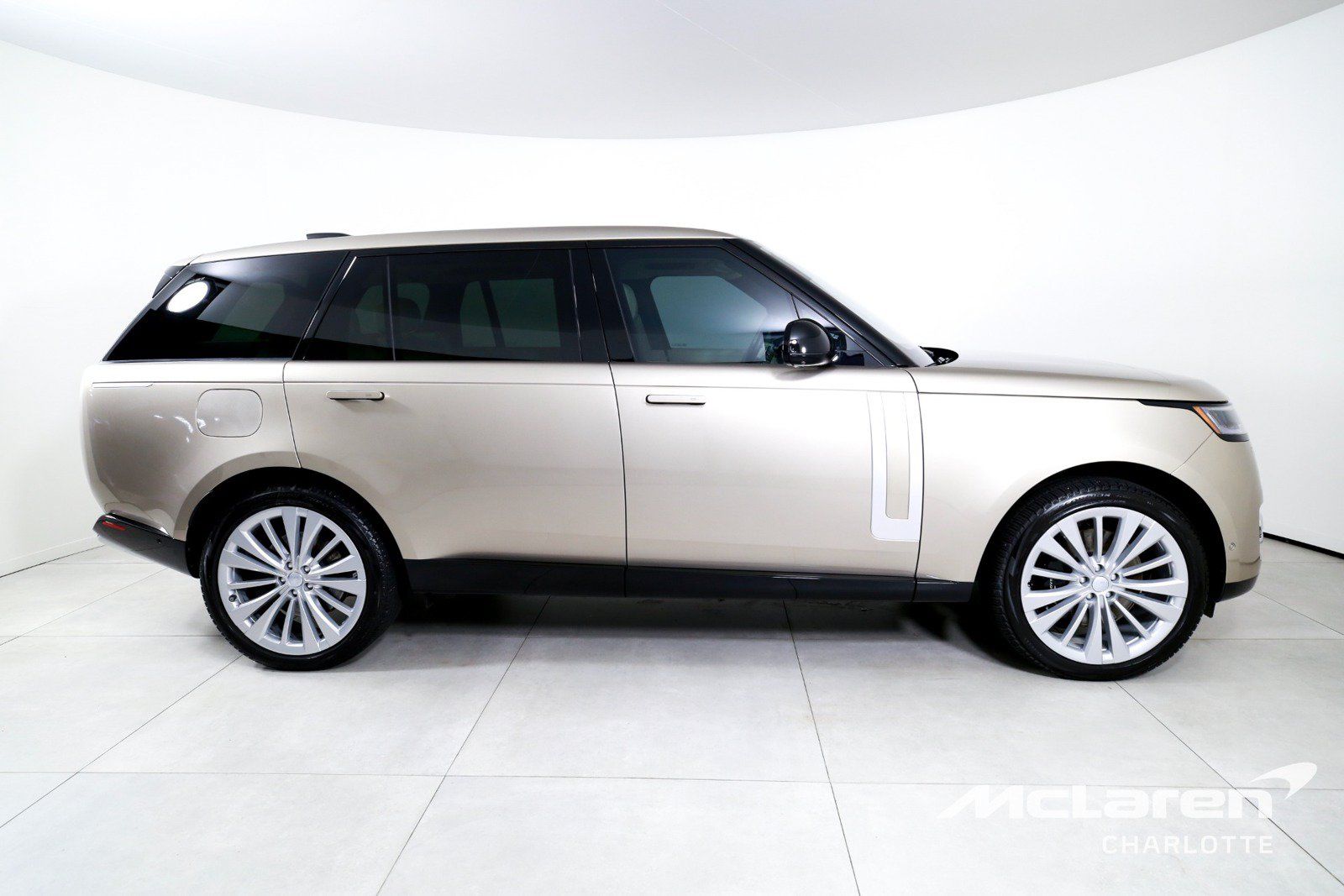 Used 2023 Land Rover Range Rover Long Wheelbase First Edition AWD/4WD image 9