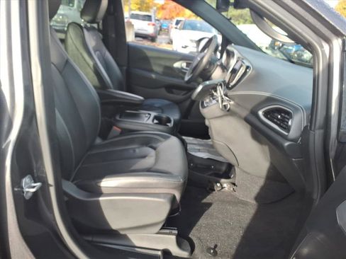 Used 2022 Chrysler Pacifica Touring-L w/ S Appearance Package image 26