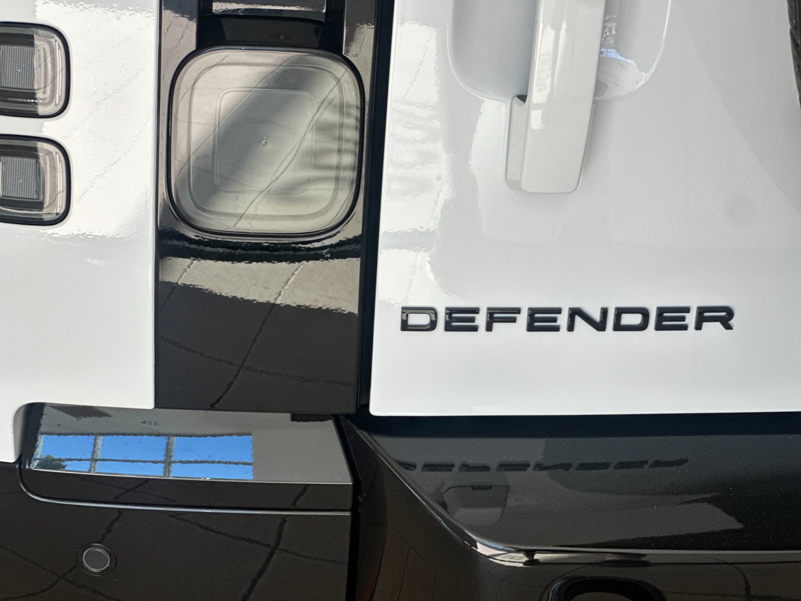 New 2026 Land Rover Defender 110 X-Dynamic SE AWD/4WD image 25