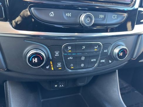 Used 2021 Chevrolet Traverse LT w/ LT Premium Package image 7