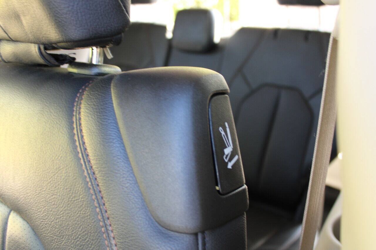 Used 2020 Chrysler Pacifica Touring-L FWD image 38