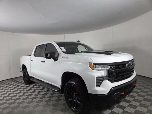 Used 2024 Chevrolet Silverado 1500 LT Trail Boss w/ LT Trail Boss Premium Package AWD/4WD image 2