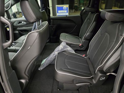 New 2026 Chrysler Pacifica Limited w/ S Appearance Package AWD/4WD image 27