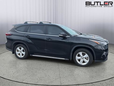 Used 2024 Toyota Highlander LE AWD/4WD image 6