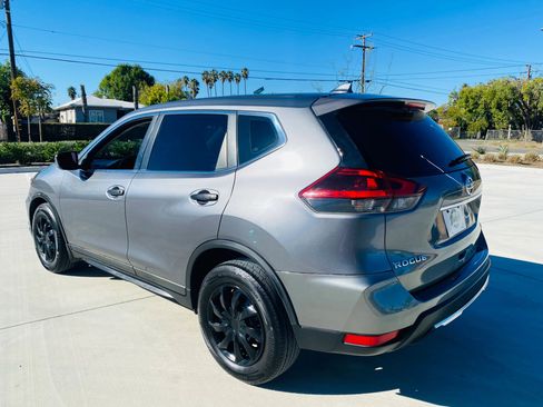Used 2018 Nissan Rogue S image 9
