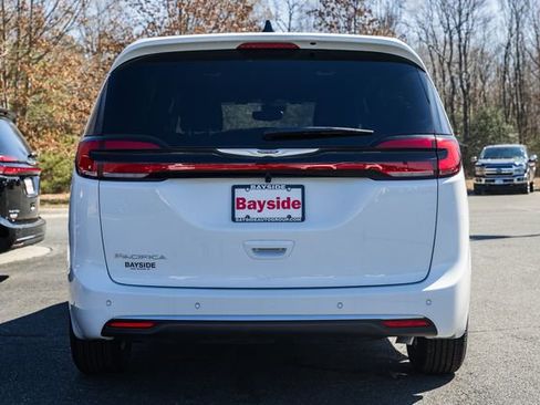 New 2026 Chrysler Pacifica Select image 7