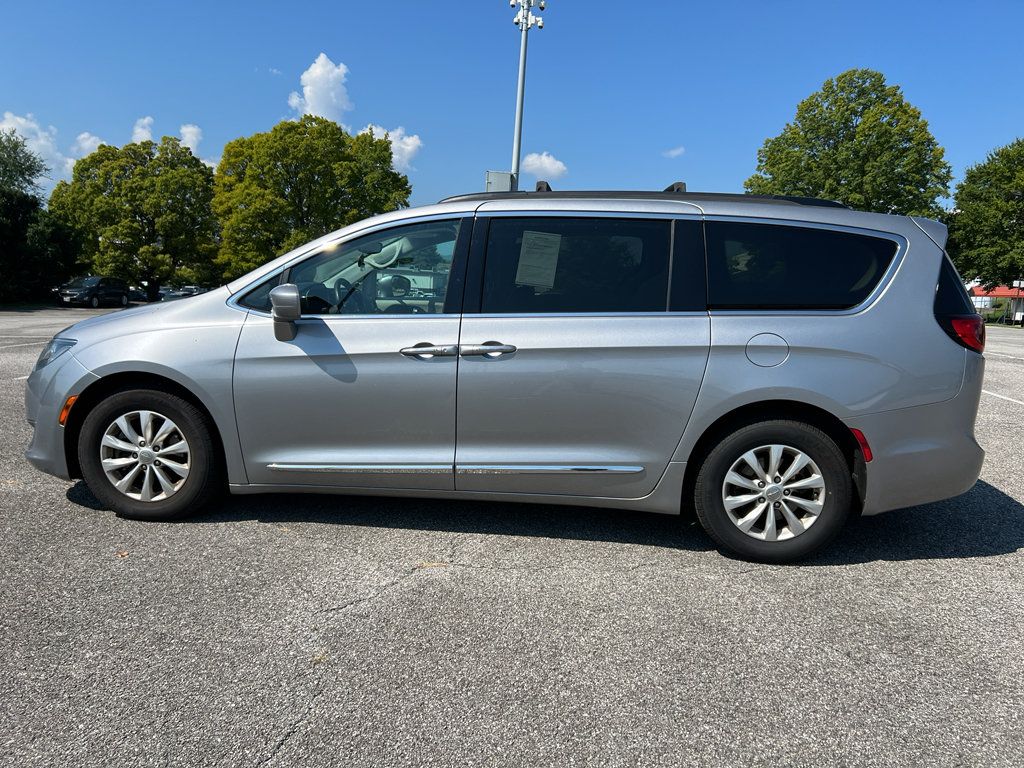 Used 2017 Chrysler Pacifica Touring-L FWD image 8