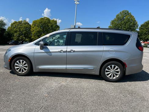 Used 2017 Chrysler Pacifica Touring-L FWD image 8