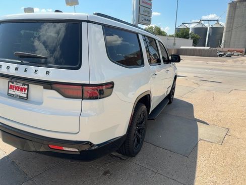 Used 2024 Jeep Wagoneer Series II w/ Convenience Group I AWD/4WD image 5