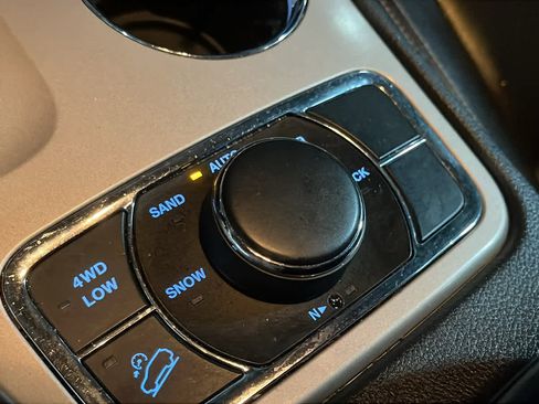 Used 2015 Jeep Grand Cherokee Limited AWD/4WD image 19