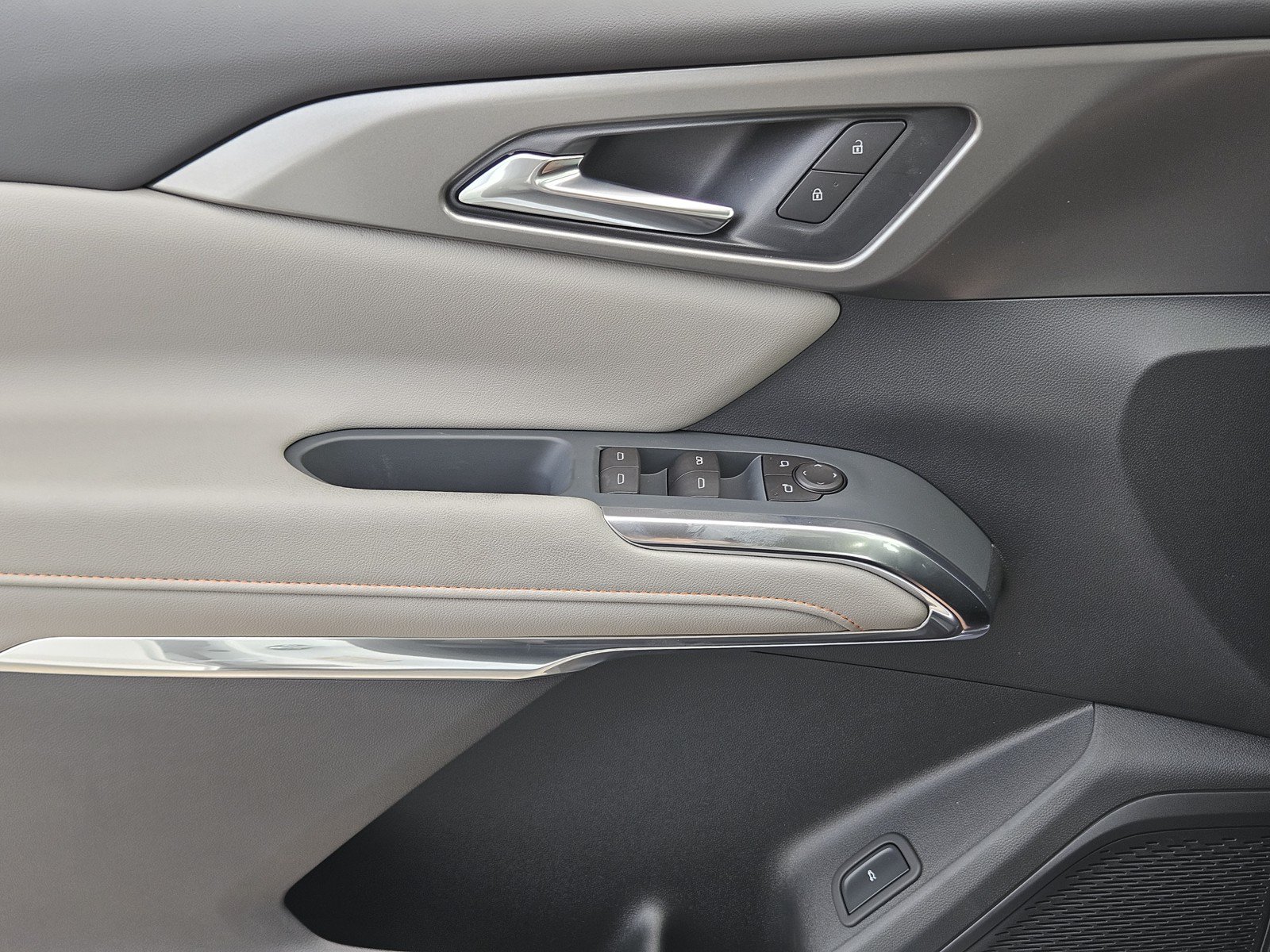 New 2027 Chevrolet Traverse LT w/ Driver Confidence Package FWD image 16