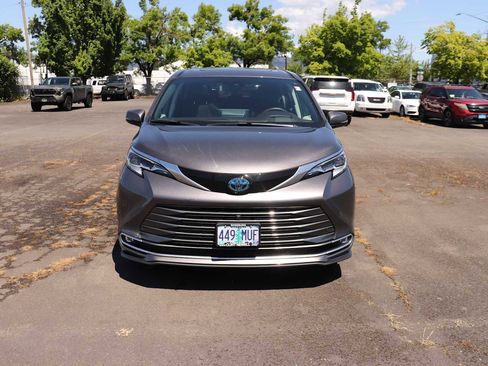 Used 2021 Toyota Sienna Platinum AWD/4WD image 2