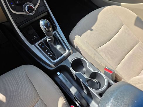Used 2014 Hyundai Elantra SE FWD image 18