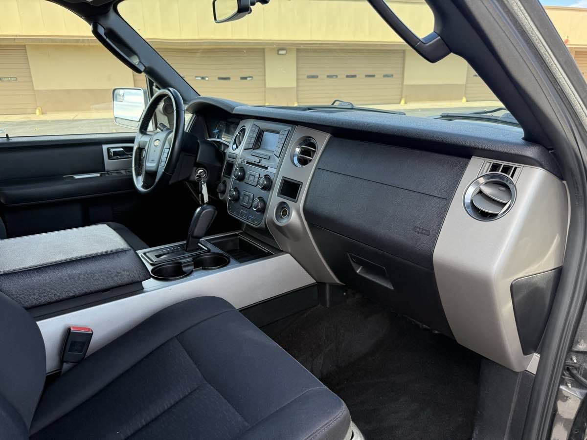 Used 2017 Ford Expedition XLT AWD/4WD image 17