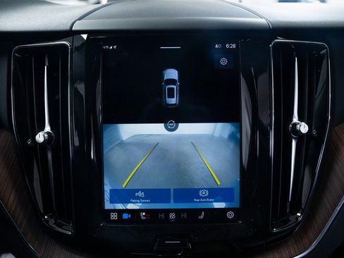 Used 2023 Volvo XC60 B5 Plus image 13