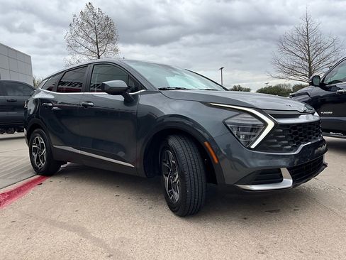 Used 2025 Kia Sportage LX image 4