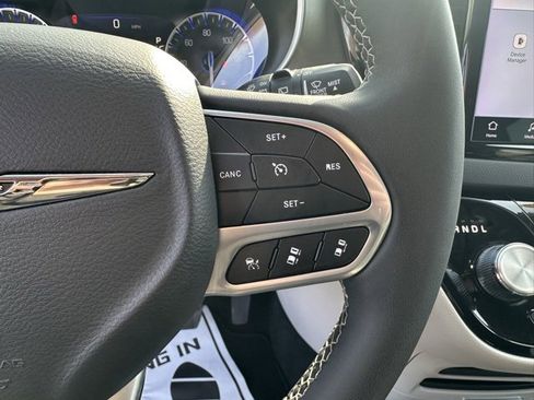 Used 2024 Chrysler Pacifica Touring-L image 20