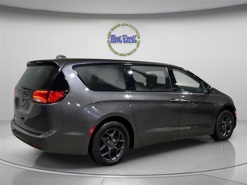 Used 2018 Chrysler Pacifica Touring Plus w/ S Appearance Package FWD image 5