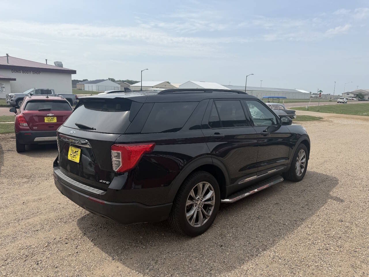 Used 2021 Ford Explorer XLT w/ Equipment Group 202A AWD/4WD image 2