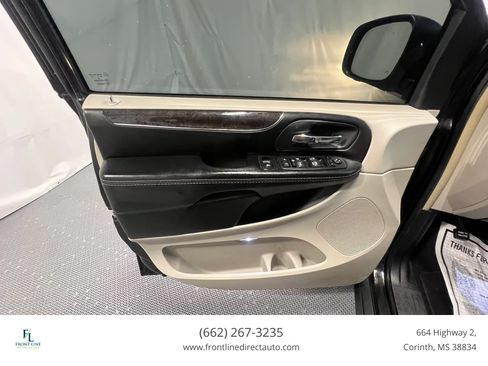 Used 2015 Chrysler Town & Country Touring FWD image 10