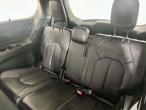 Used 2019 Chrysler Pacifica Touring-L w/ S Appearance Package FWD image 14