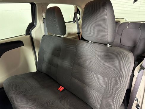 Used 2020 Dodge Grand Caravan SE FWD image 19