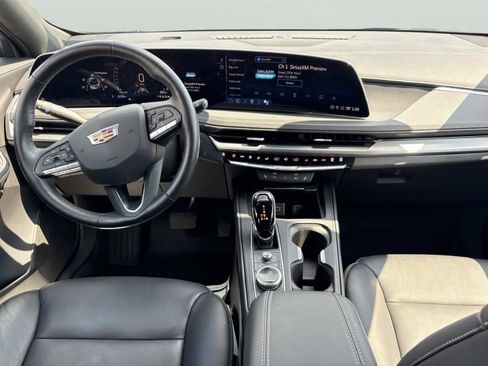Used 2024 Cadillac XT4 Luxury w/ Cold Weather Package FWD image 15
