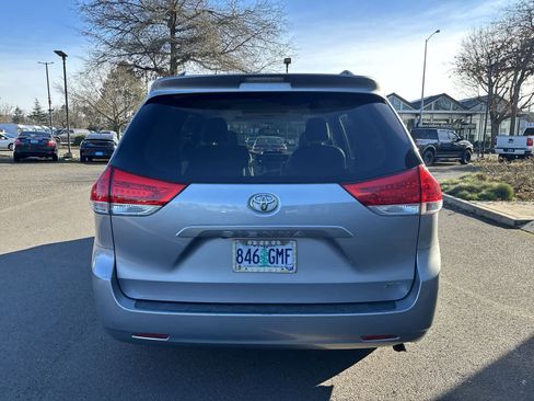 Used 2013 Toyota Sienna XLE image 4