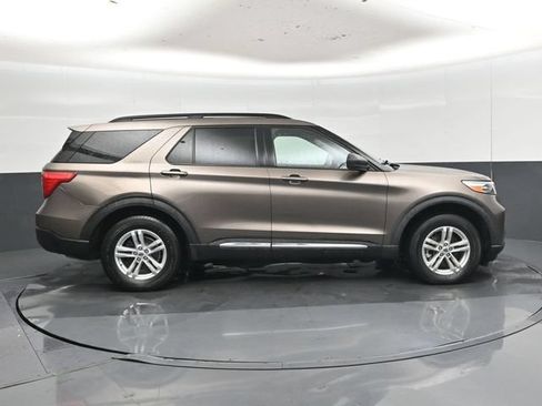 Used 2021 Ford Explorer XLT w/ Equipment Group 202A AWD/4WD image 35