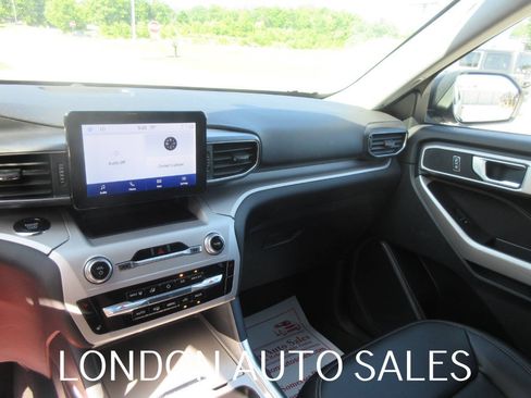 Used 2024 Ford Explorer XLT w/ Equipment Group 202A AWD/4WD image 12