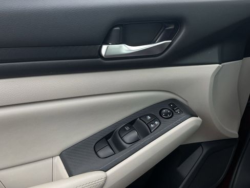 Used 2025 Nissan Altima 2.5 SV FWD image 18
