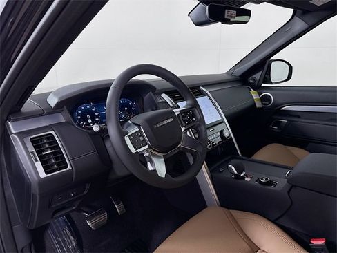 New 2026 Land Rover Discovery Dynamic SE image 9