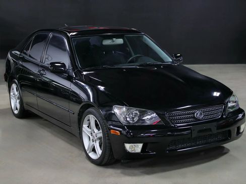 Used 2002 Lexus IS 300 image 2