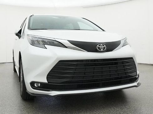 New 2026 Toyota Sienna XLE image 30
